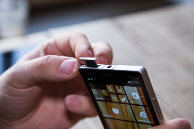 Die Nano-SIM-Karte lässt sich jetzt ohne Piekser wechseln. (Bild: Fabian Hamacher/Golem.de)